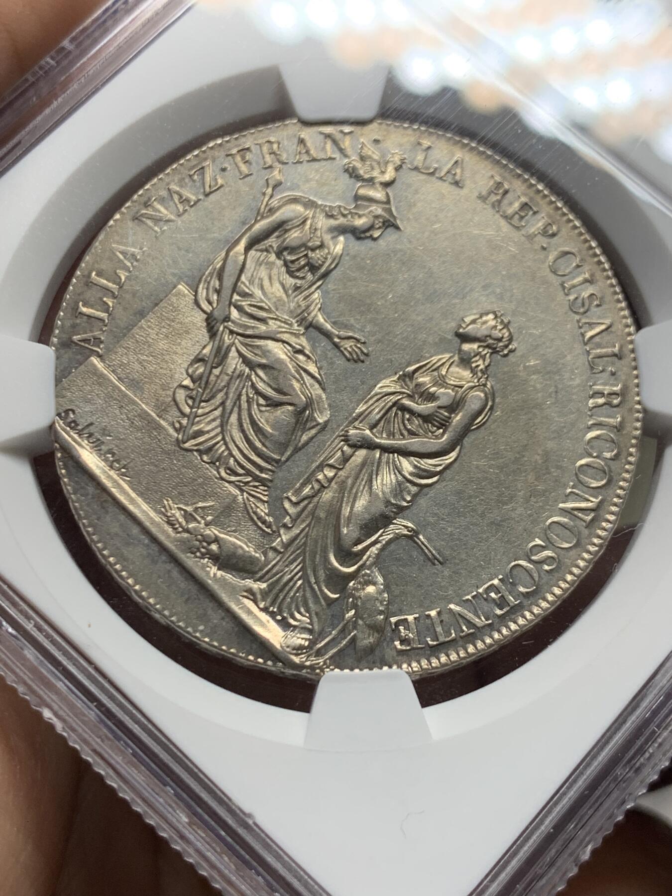 《竞宝斋》第477场 周日，周一 2场连拍 （全场包邮）欢迎送拍 NGC MS61 意大利共和8年1800年 阿尔卑斯山南共和国1斯库多大银币，短暂的共和国，大名誉品，拿破仑系列与意大利的交融。此品种常见丰饶角弱打，此枚全深打，极其难得。艺术性绝佳的品种，外拍越来越贵