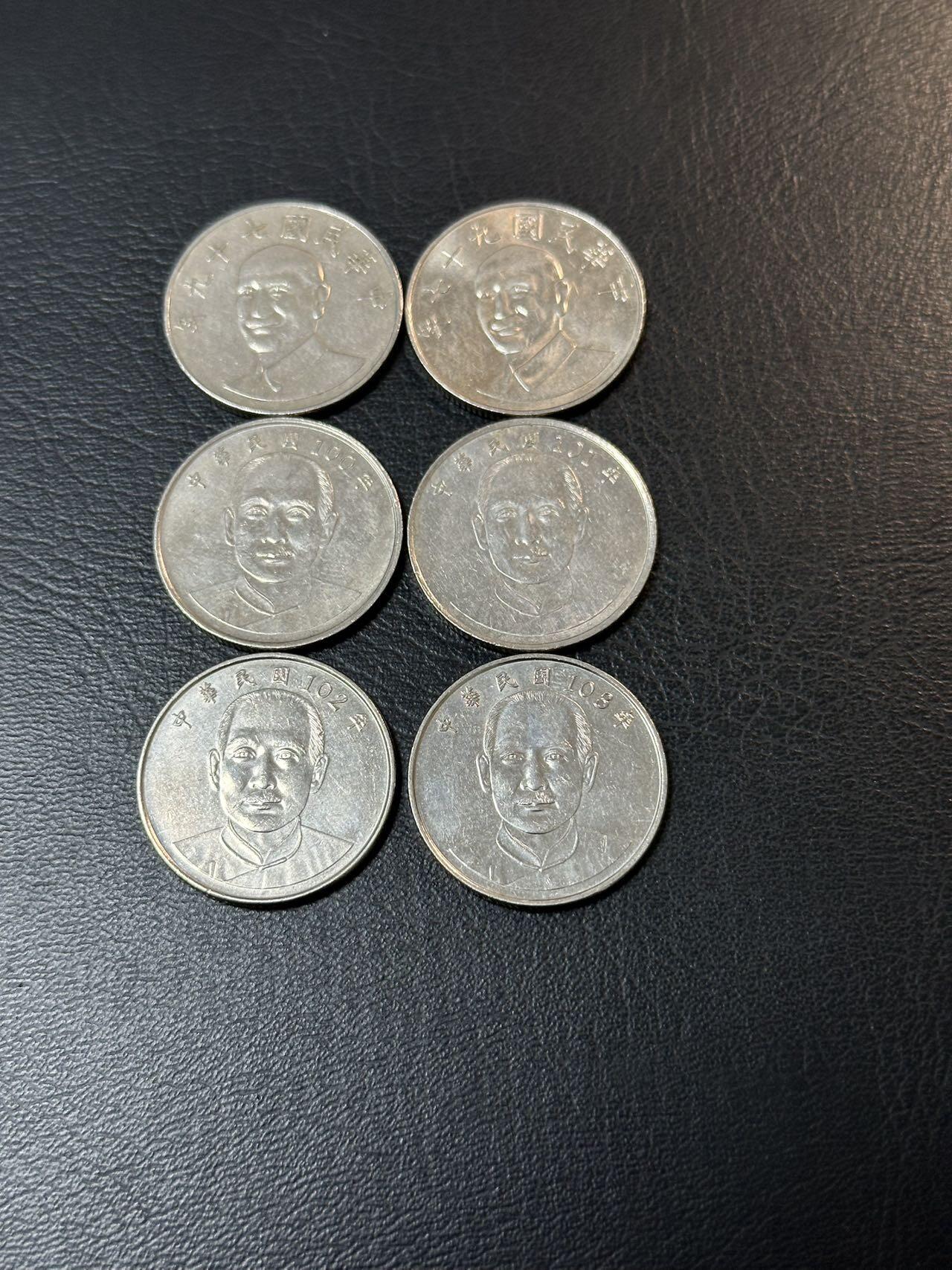 丙午马年四月第二场 。本期更新各类稀有品种 弯弯79年97年以及100，101，102，103连续年份的10。一组六枚一起！国泰， 民安在不同光线下显出（不设起拍，放漏）