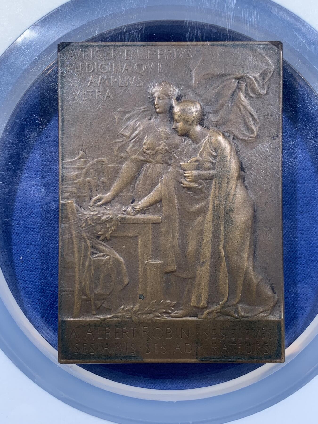 《竞宝斋》第477场 周日，周一 2场连拍 （全场包邮）欢迎送拍 NGC MS63BN 法国著名医生纪念铜章，Vernon 名家手笔，艺术大师级精品，艺术价值极高，加大加厚盒装。