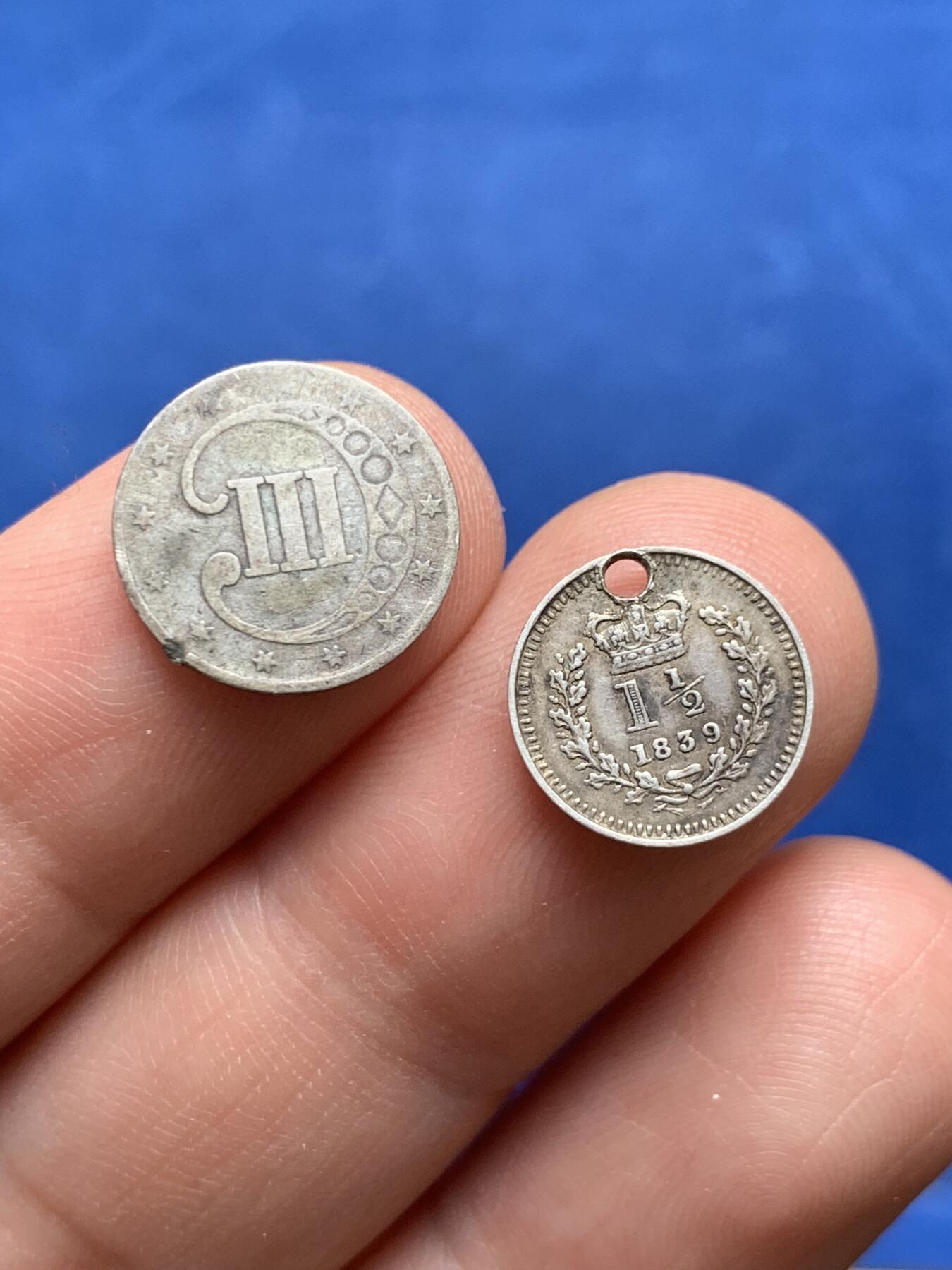 《竞宝斋》第477场 周日，周一 2场连拍 （全场包邮）欢迎送拍 两枚一组 美国1853年早期3分银币 + 英国1839年年轻维多利亚1.5银便士，老打孔，少见币值，肖像细节不错。