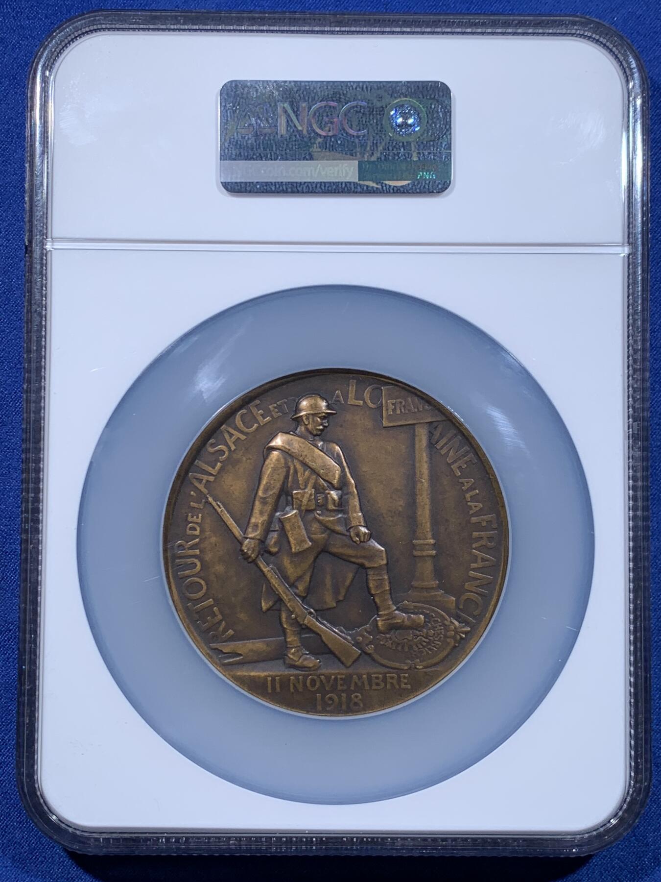 《竞宝斋》第477场 周日，周一 2场连拍 （全场包邮）欢迎送拍 NGC MS63BN 一战主题纪念章，该章纪念法国从德国收复失地法国洛林纪念章，该章由著名雕塑家Paul Roger-Bloche创作（阿尔萨斯-洛林回归）。正面图案，象征法兰西玛丽安娜与阿尔萨斯、洛林地区的女性形象相拥，是“故土回归”的经典艺术代表作。背面图案：法国士兵立于路牌旁，脚下踩着象征德国的鹰徽，象征法国收复失地的历史时刻，该章由巴黎皇家造币厂压铸，现被耶鲁大学艺术画廊等机构收藏，极具背
