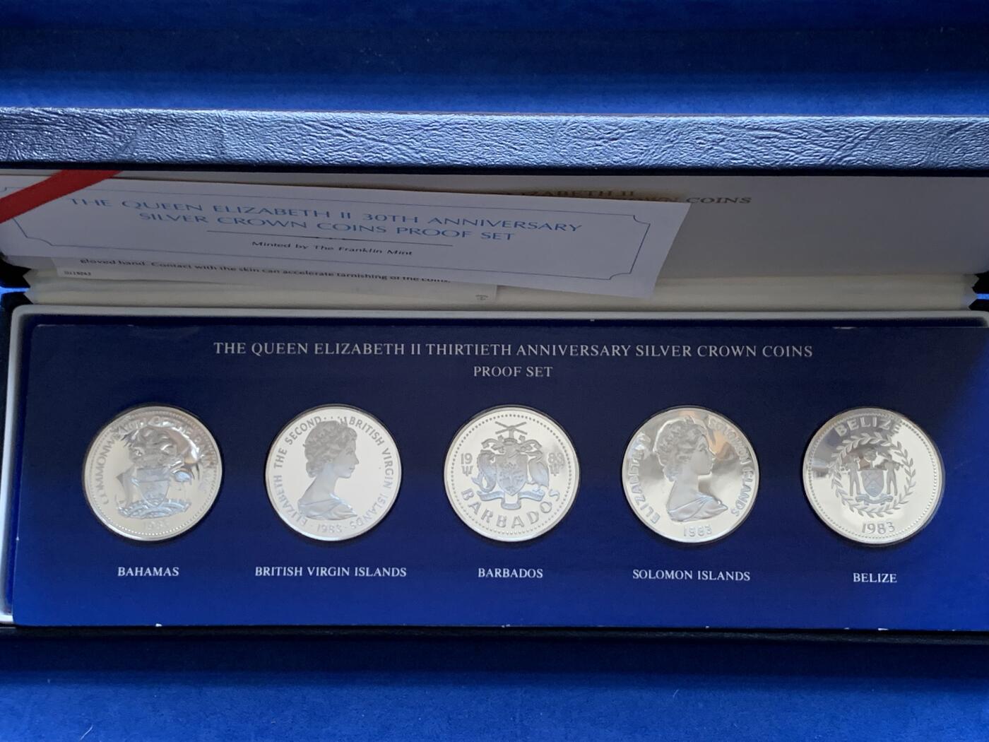 《竞宝斋》第477场 周日，周一 2场连拍 （全场包邮）欢迎送拍 加勒比5个英联邦国家1983年5枚精制克朗银币套 伊丽莎白二世女王加冕30周年纪念 小于4千套 盒证全 富兰克林造币出品