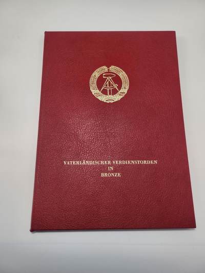 南水社第5次拍卖  民主德国DDR铜级祖国功勋勋章集体授予成员资格证书（罗夫.施密特）1978年+邀请函+纪念卡 国务委员会礼宾部拍摄的部长委员会主席陆军大将 维利.斯多夫亲自授勋仪式照片 授予 苏尔国营道路基建联合企业德勒尔突击队  