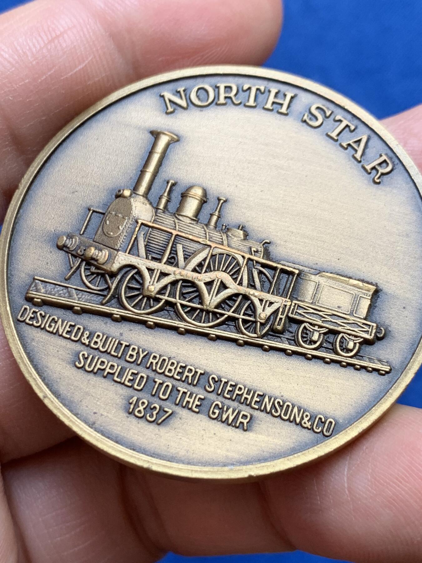 《竞宝斋》第477场 周日，周一 2场连拍 （全场包邮）欢迎送拍 英国北方之星蒸汽机车纪念章。作为工业革命蒸汽机车诞生地，英国拥有深厚火车文化，迷恋怀旧复古列车。37克，44.7mm。