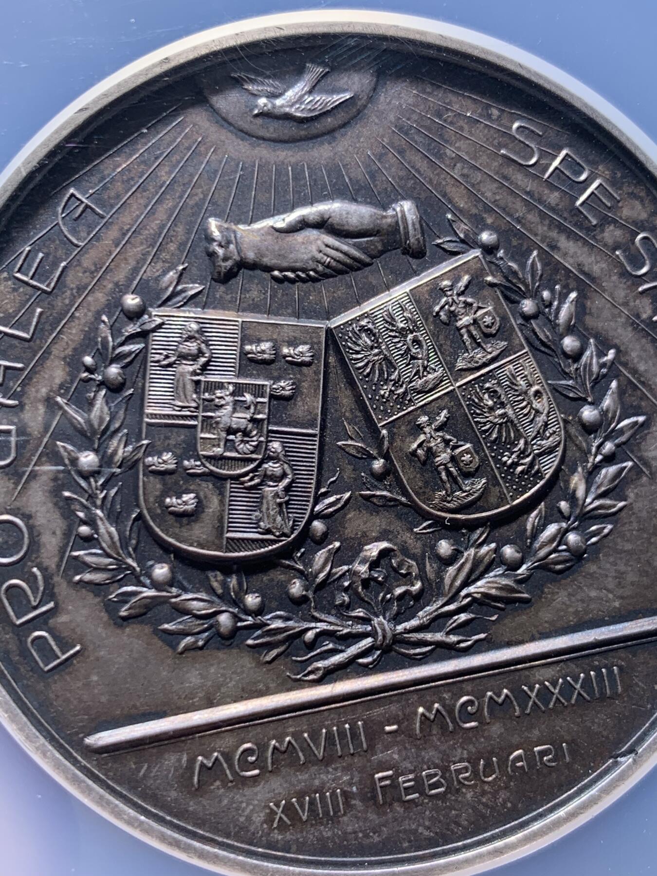 《竞宝斋》第477场 周日，周一 2场连拍 （全场包邮）欢迎送拍 NGC MS62 荷兰1933年婚礼纪念大银章，荷兰婚典题材经典纪念章。正面图案双文章,铭文译为”婚姻是心灵的港湾“，背面铭文译为”玫瑰会凋谢，花朵会枯萎，爱与怀念永恒留存“烂漫至极。直径：50mm，重：50.4g，加大盒。