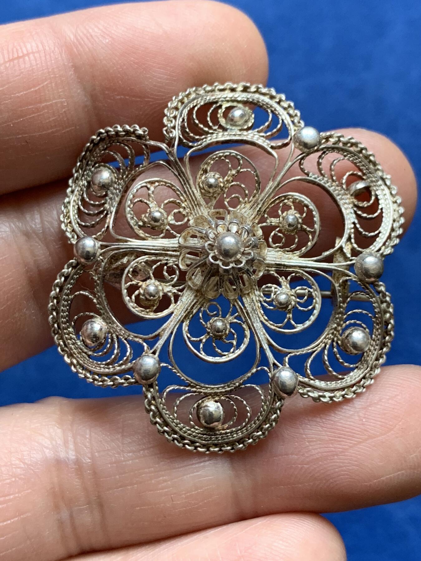 《竞宝斋》第477场 周日，周一 2场连拍 （全场包邮）欢迎送拍 花形镂空银质胸针 重7.75克 直径约39mm