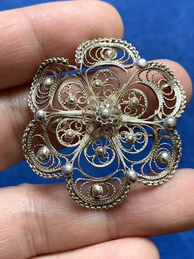 《竞宝斋》第477场 周日，周一 2场连拍 （全场包邮）欢迎送拍 - 花形镂空银质胸针 重7.75克 直径约39mm