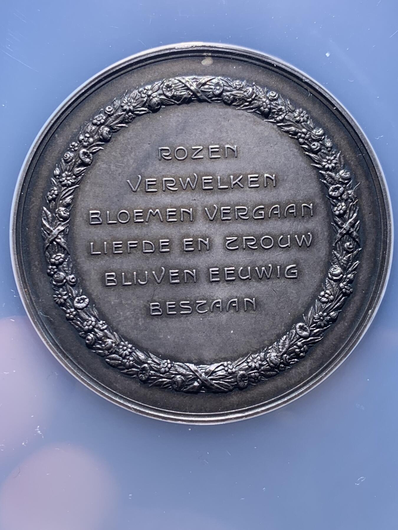 《竞宝斋》第477场 周日，周一 2场连拍 （全场包邮）欢迎送拍 NGC MS62 荷兰1933年婚礼纪念大银章，荷兰婚典题材经典纪念章。正面图案双文章,铭文译为”婚姻是心灵的港湾“，背面铭文译为”玫瑰会凋谢，花朵会枯萎，爱与怀念永恒留存“烂漫至极。直径：50mm，重：50.4g，加大盒。