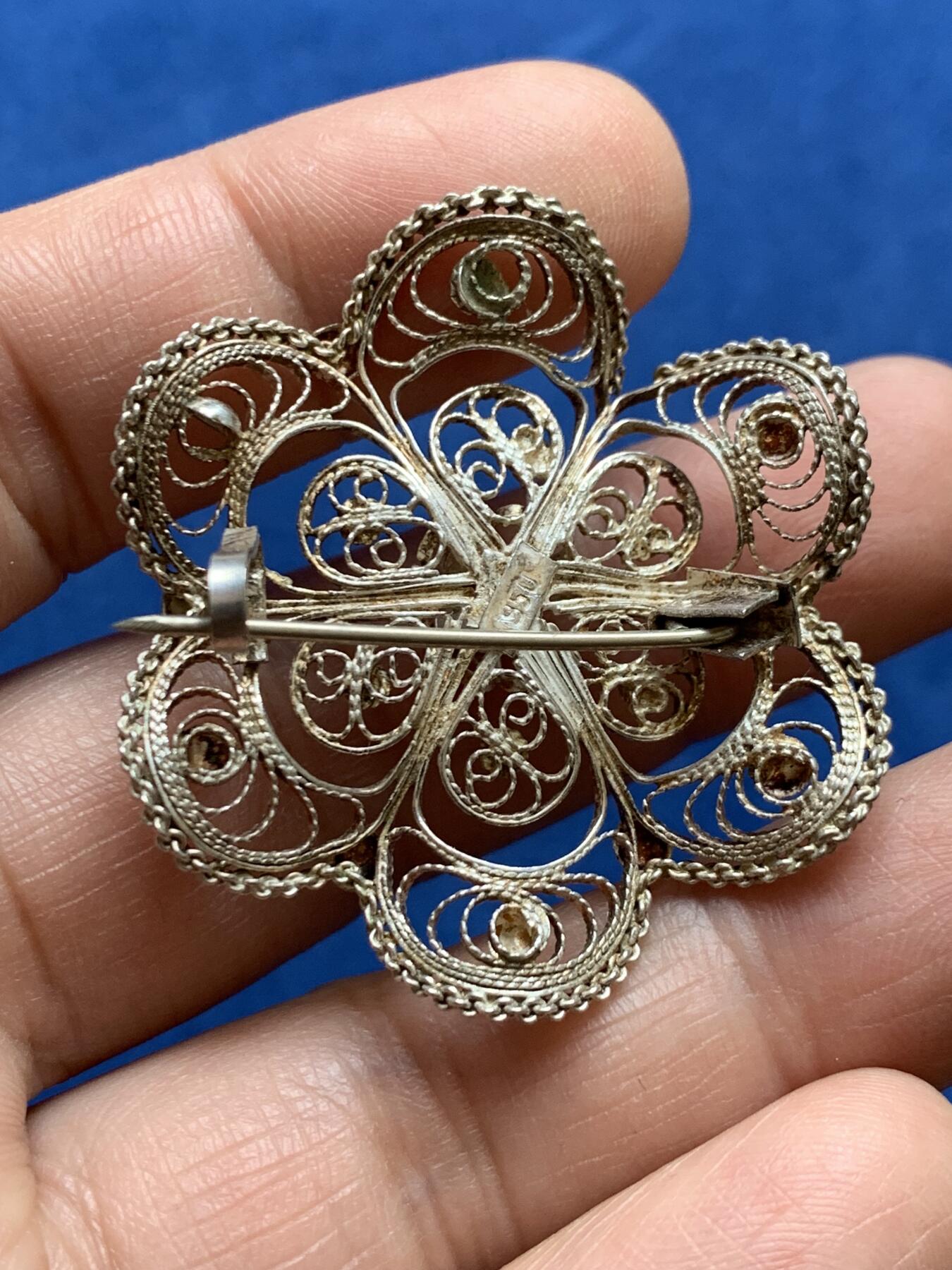 《竞宝斋》第477场 周日，周一 2场连拍 （全场包邮）欢迎送拍 花形镂空银质胸针 重7.75克 直径约39mm