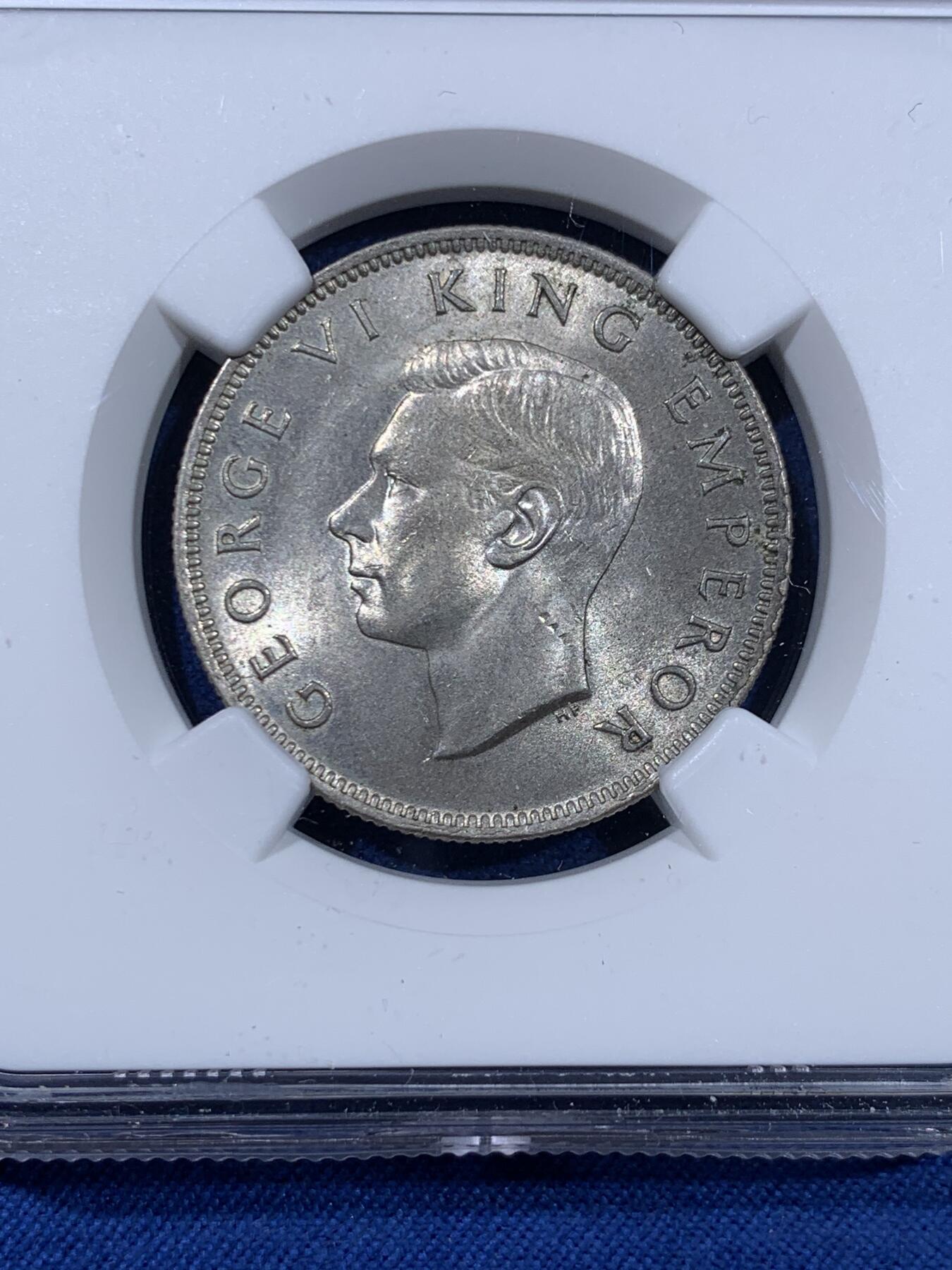 《竞宝斋》第477场 周日，周一 2场连拍 （全场包邮）欢迎送拍 NGC MS62 新西兰1943年几维鸟1弗洛林银币，转光强烈，该品种ms少见