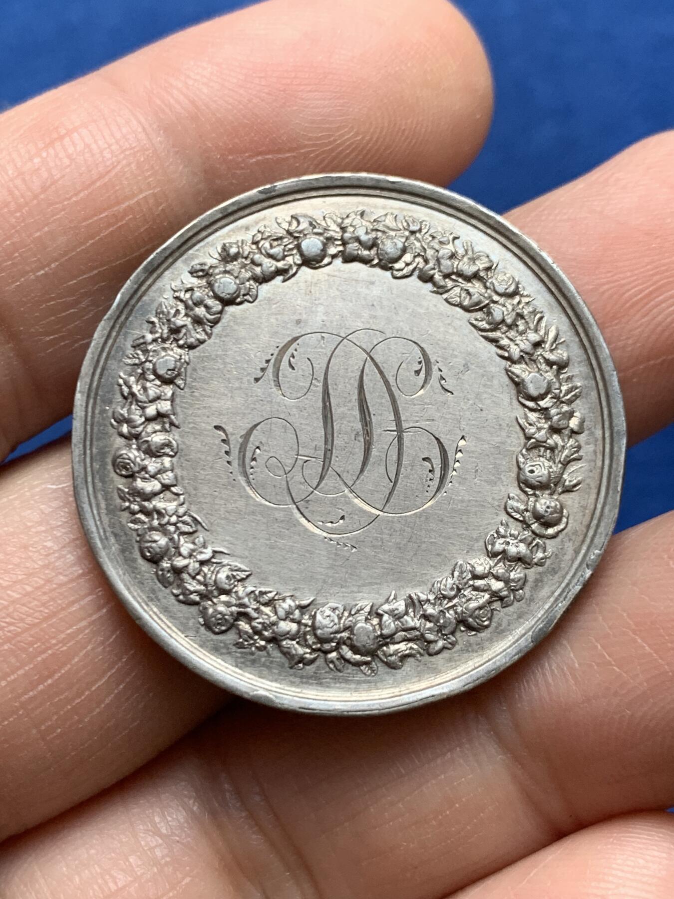 《竞宝斋》第477场 周日，周一 2场连拍 （全场包邮）欢迎送拍 法国婚礼银章 背面花体字漂亮 32克 41.2mm 
