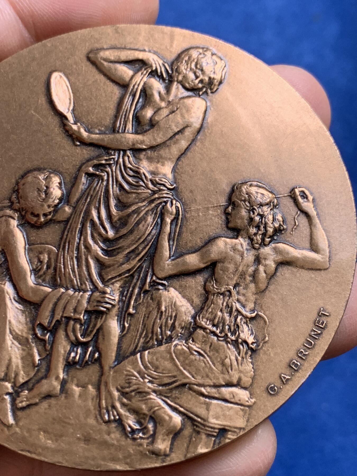 《竞宝斋》第477场 周日，周一 2场连拍 （全场包邮）欢迎送拍 名家乔治·安德烈·布鲁内作女神沐浴更衣大铜章 147.8克 67.5mm 带盒