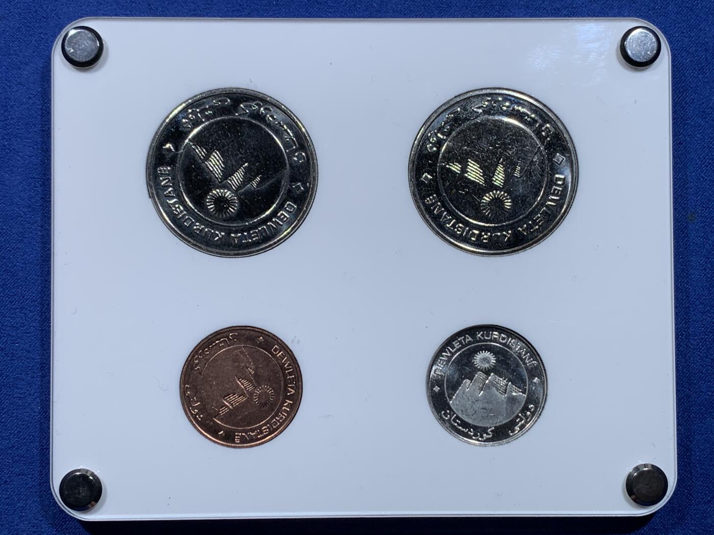 《竞宝斋》第477场 周日，周一 2场连拍 （全场包邮）欢迎送拍 库尔德斯坦2003年开国首套纪念币，含一枚小红隼银币，银币数量1000枚左右，订制FDC盒 品相好 质量佳