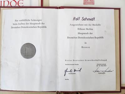 南水社第5次拍卖  东德（DDR）罗尔夫·施密特柏林建设者全套荣誉证书与上面国家铜煎蛋证书为一人（1969-1981）原品一套