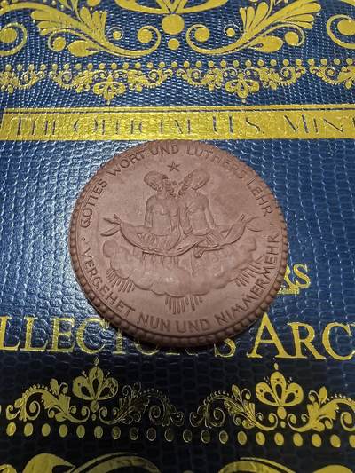 长老汇马年精选第十六场拍卖 - 1922德国梅森路德20马克陶土币，正面的文字“上帝的话语与路德的教义永世长存”，11克，40MM