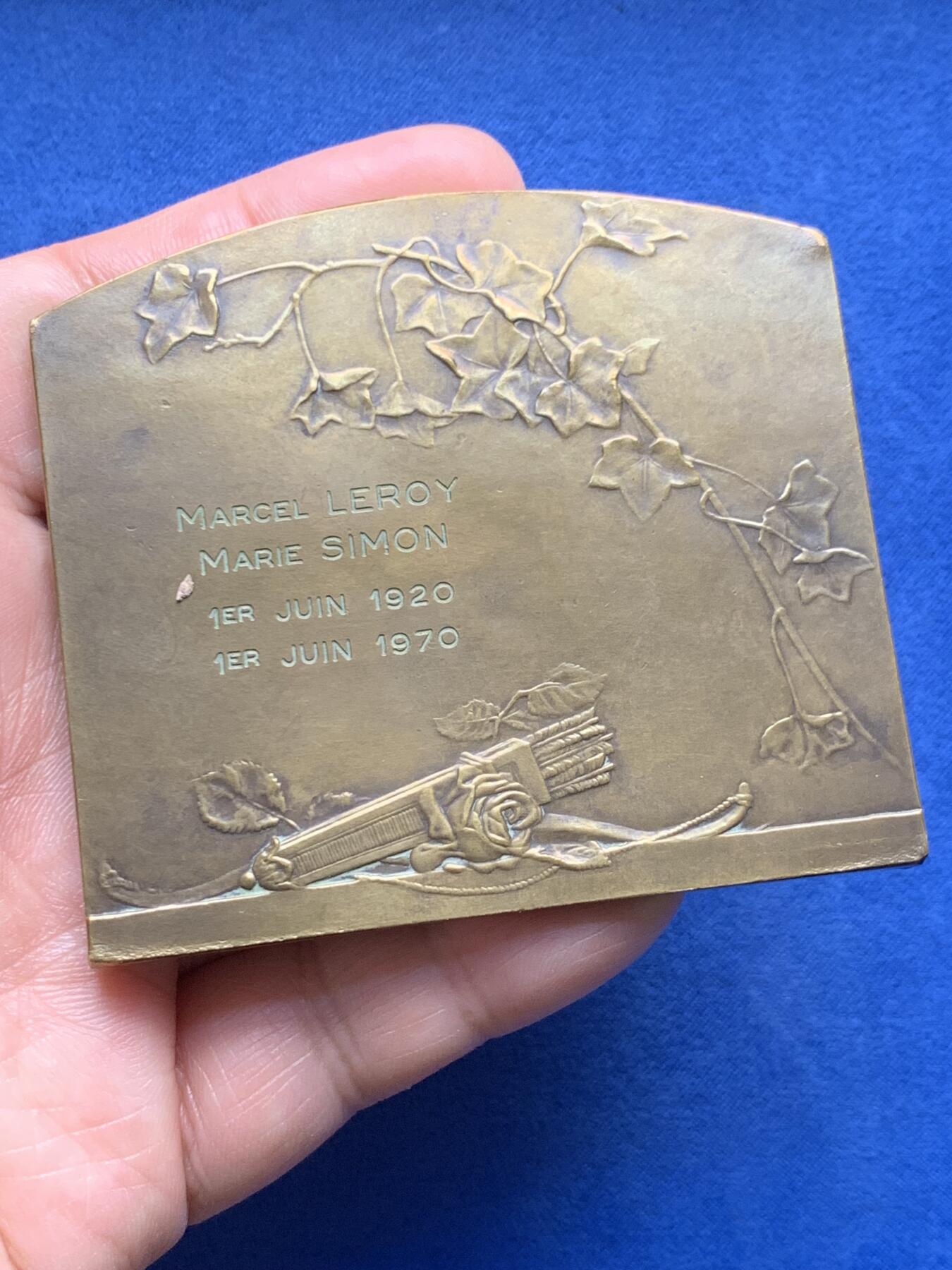 《竞宝斋》第477场 周日，周一 2场连拍 （全场包邮）欢迎送拍 法国结婚纪念大铜章 182.9克 72*64.5mm克 三角铜标 稀少品种