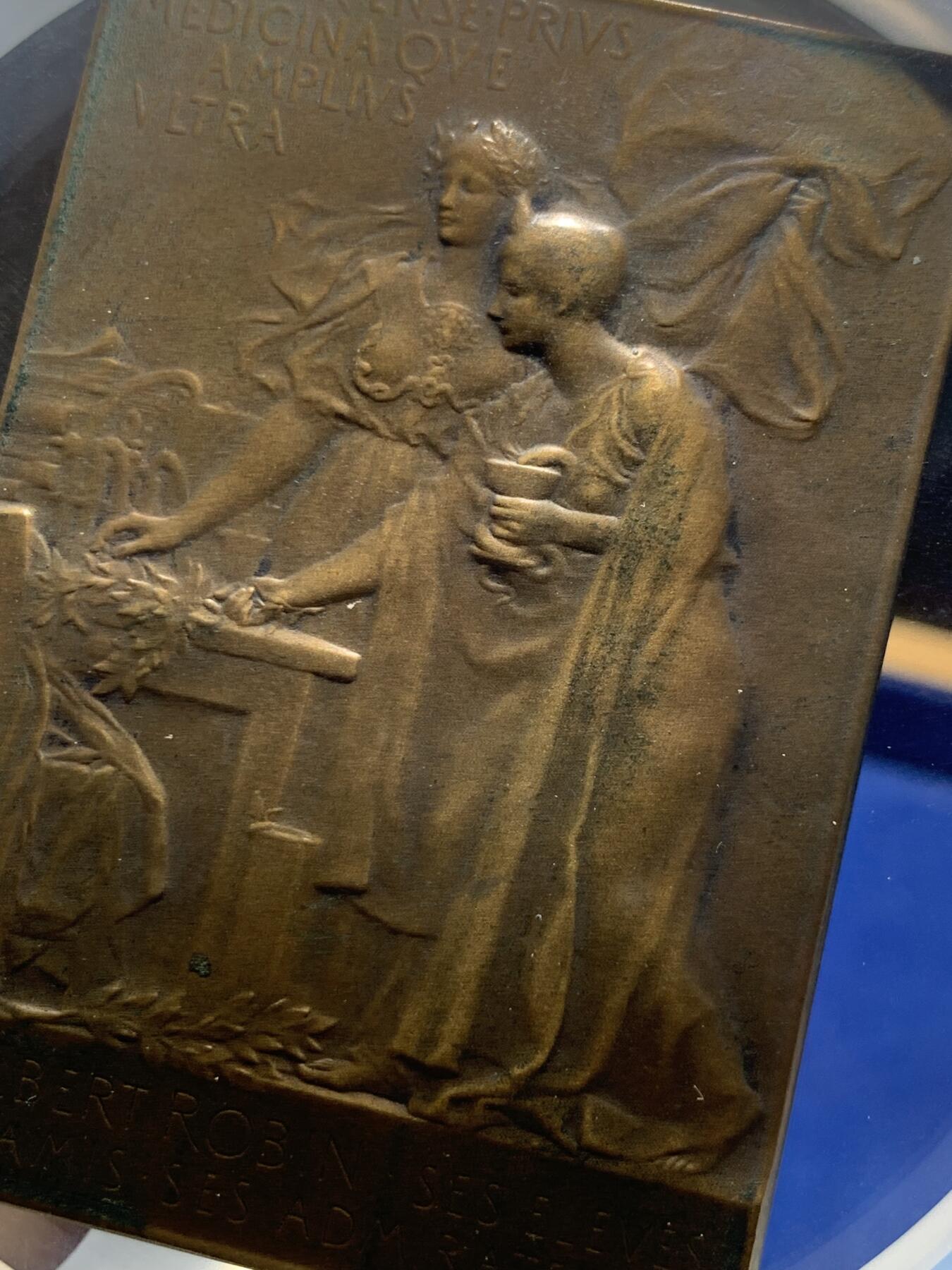 《竞宝斋》第477场 周日，周一 2场连拍 （全场包邮）欢迎送拍 NGC MS63BN 法国著名医生纪念铜章，Vernon 名家手笔，艺术大师级精品，艺术价值极高，加大加厚盒装。