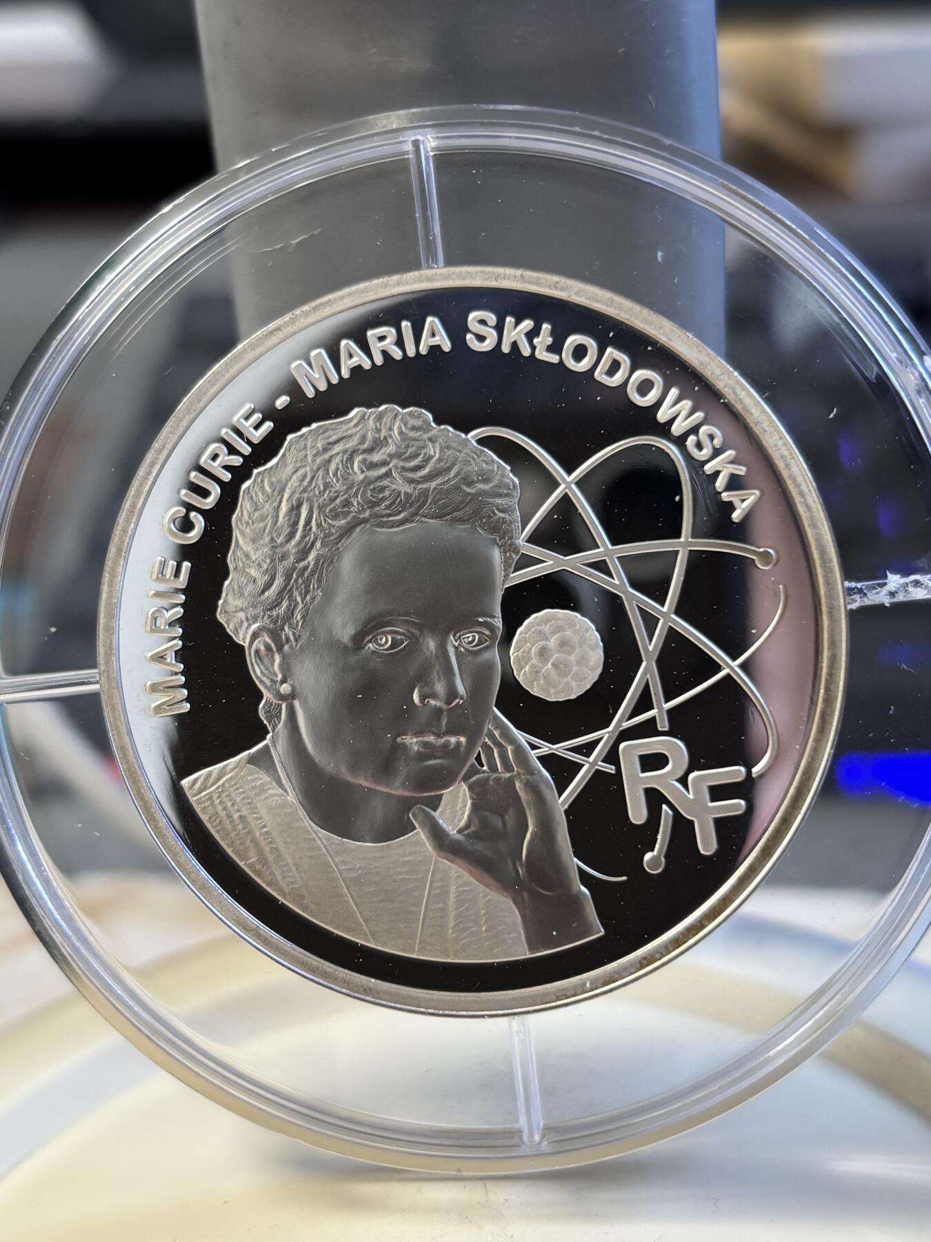 第197期拍卖 法国2006年科学家居里夫人5盎司加厚银币，950银看，163.8克，发行500枚，有氧化