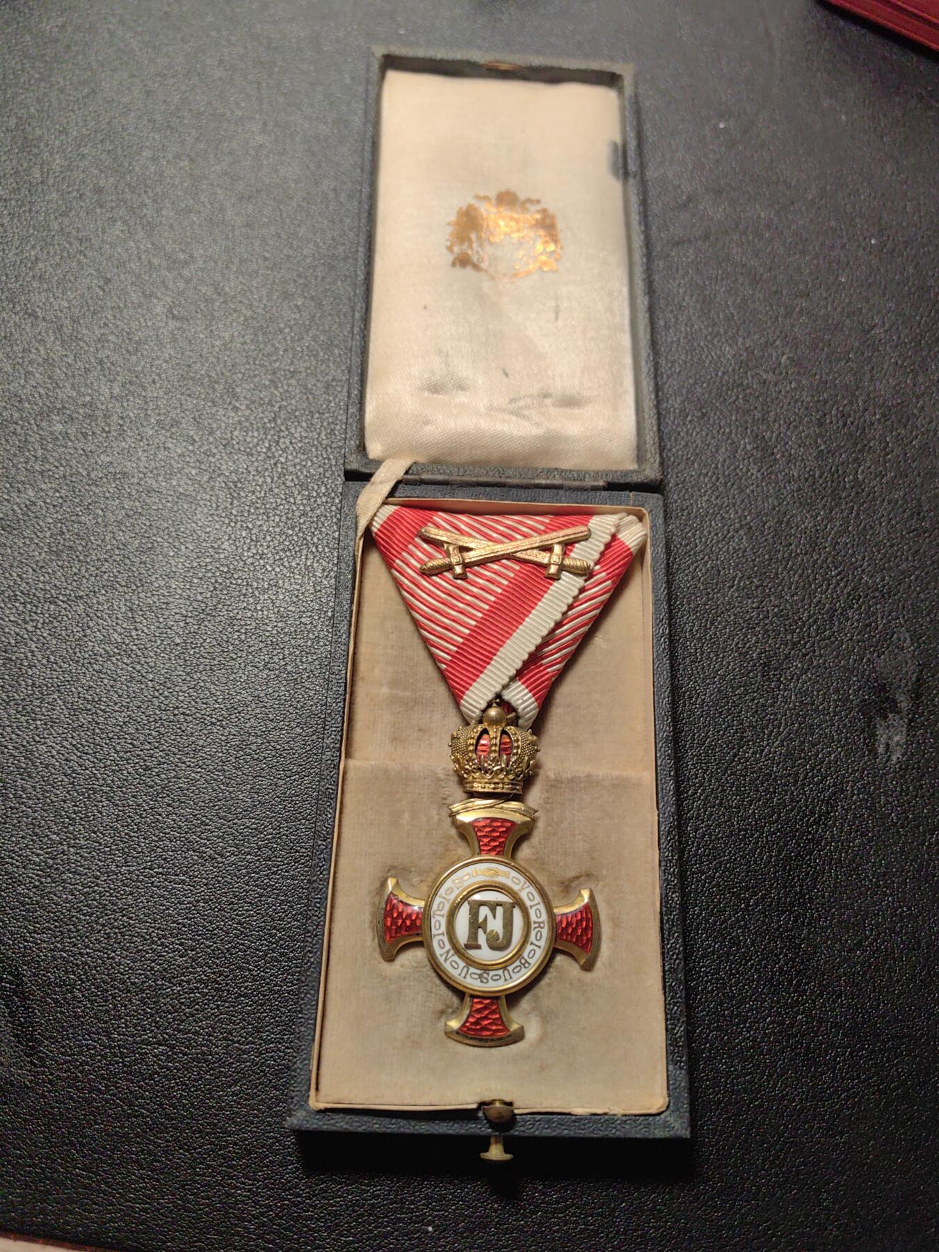 靖甫拍卖第九场 奥匈金级带冠功勋十字勋章带原盒