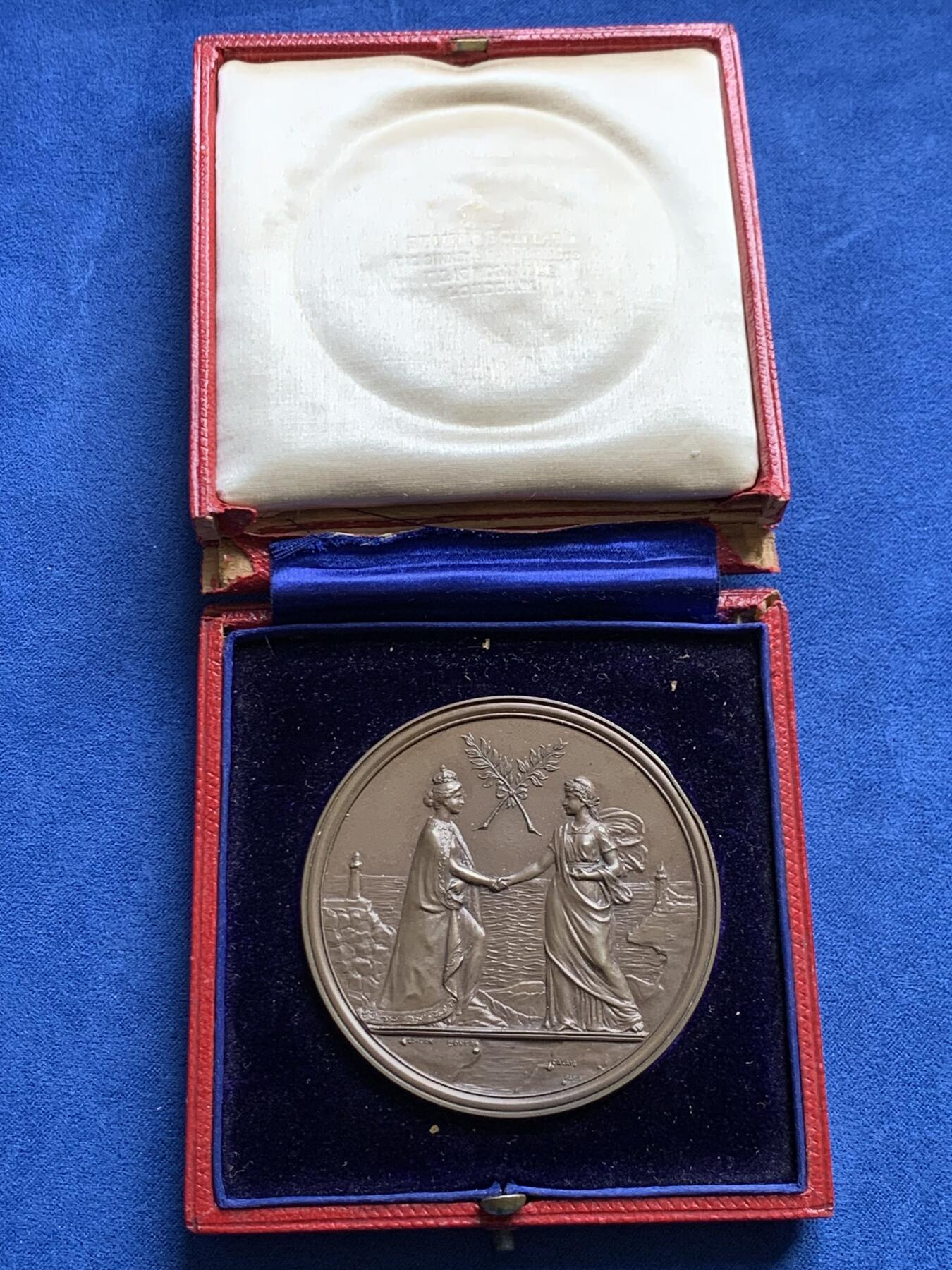 《竞宝斋》第477场 周日，周一 2场连拍 （全场包邮）欢迎送拍 英法握手主题大铜章，寓意友好合作，题材吉祥，139.2克，63.1mm，原盒（有损），收藏观赏俱佳