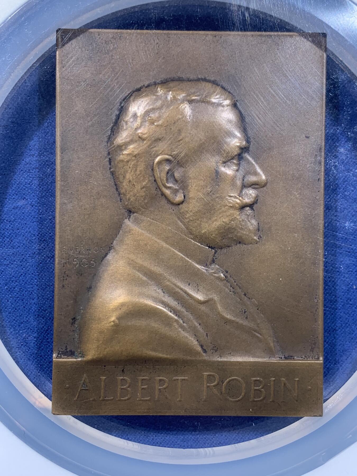 《竞宝斋》第477场 周日，周一 2场连拍 （全场包邮）欢迎送拍 NGC MS63BN 法国著名医生纪念铜章，Vernon 名家手笔，艺术大师级精品，艺术价值极高，加大加厚盒装。