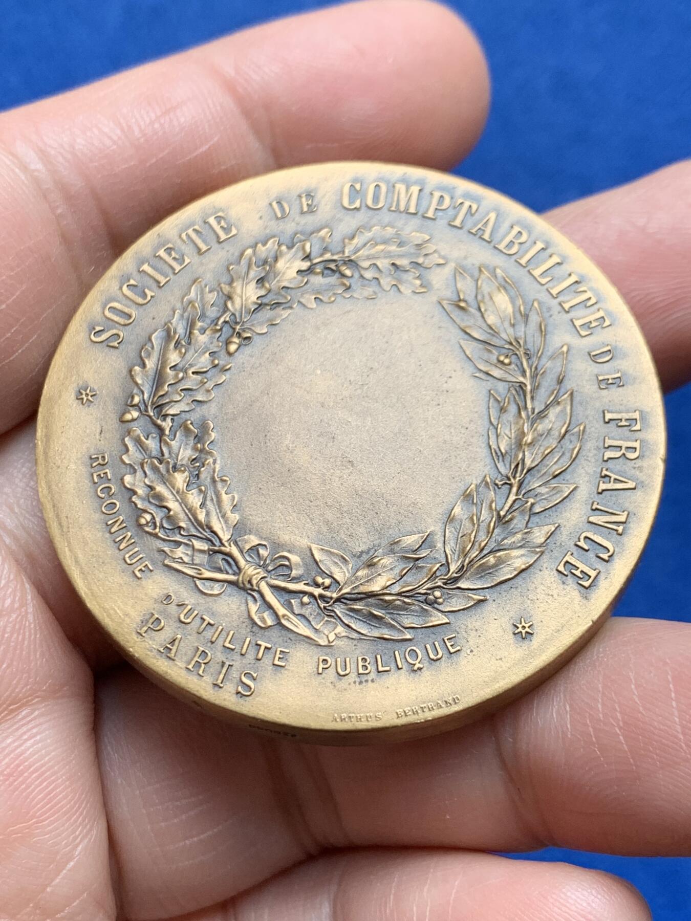 《竞宝斋》第477场 周日，周一 2场连拍 （全场包邮）欢迎送拍 法国会计协会纪念铜章 高浮雕 42.3克 45.6mm 三角铜标