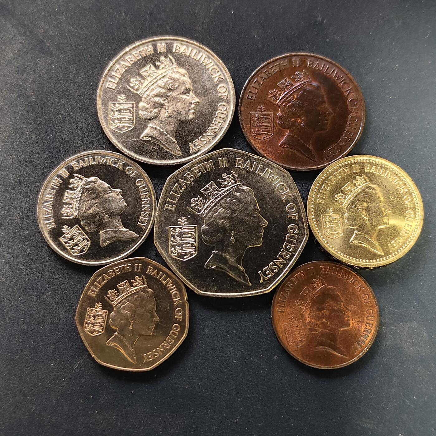 【全场包邮】纯粹捡漏拍518场 根西1985年清年份7枚套币-含1镑货币符号