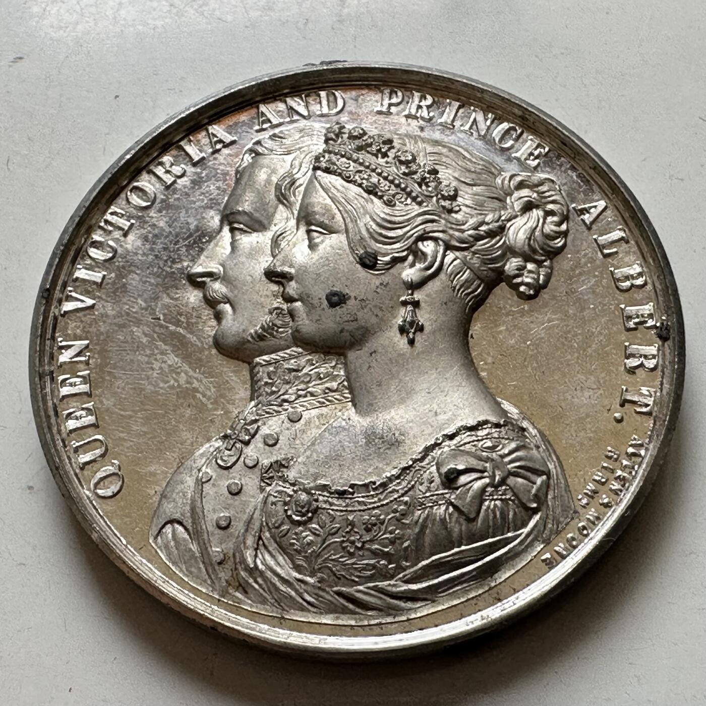 🌹外币初藏🌹🐯2026年第38场   每周二四六晚8️⃣点 世界钱币 英国 1844 年皇家交易所重新启用纪念章 原盒保存 未氧化 光亮如新  高浮雕 38.7毫米