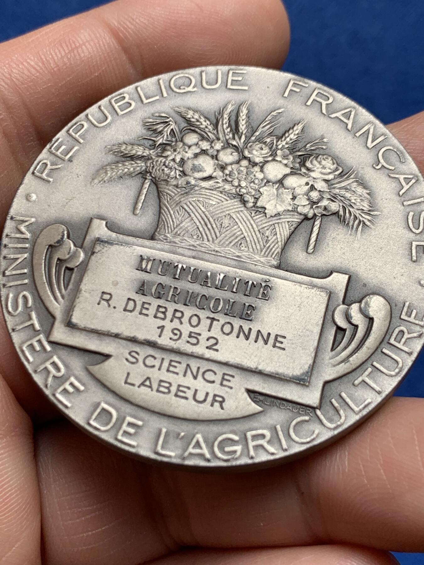 《竞宝斋》第477场 周日，周一 2场连拍 （全场包邮）欢迎送拍 法国农业部颁发纪念银章 64.5克 49.8mm 丰饶角1银标