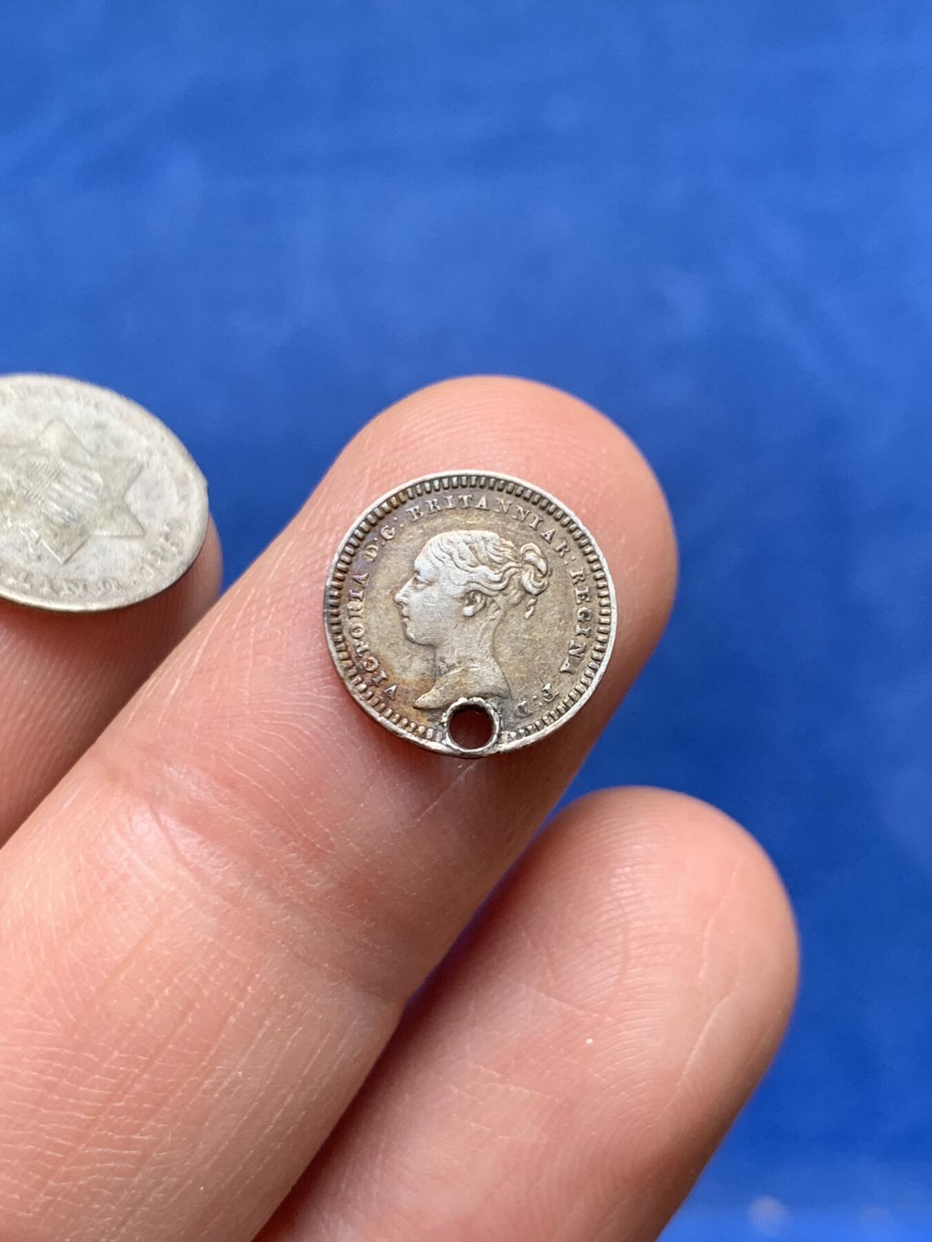 《竞宝斋》第477场 周日，周一 2场连拍 （全场包邮）欢迎送拍 两枚一组 美国1853年早期3分银币 + 英国1839年年轻维多利亚1.5银便士，老打孔，少见币值，肖像细节不错。