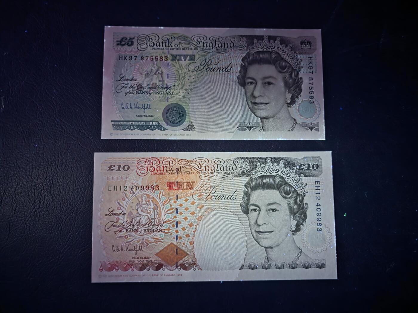 叁拾收藏第35期 英国1997年E序列5镑史蒂文森+1993年10镑狄更斯两张一对（尾83一对）  UNC