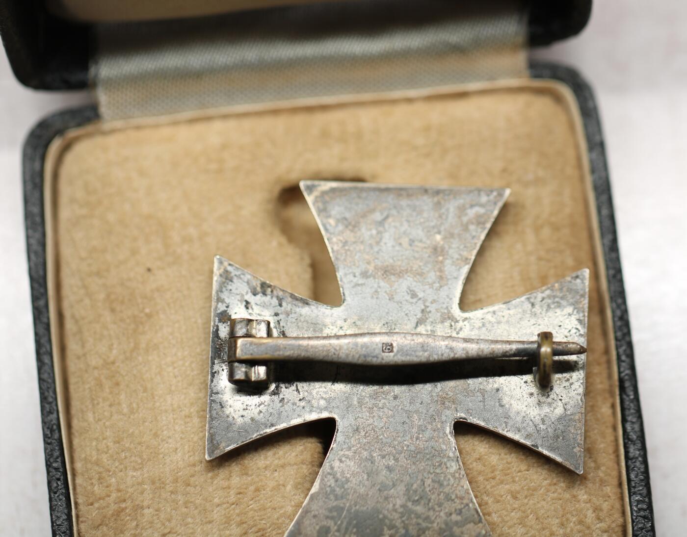 大猫徽章拍卖 第291期 珍爱和平 德三39一级铁十字 带原盒 漆面后补 部分脱落 别针无损坏厂标 6 号厂 Fritz Zimmermann