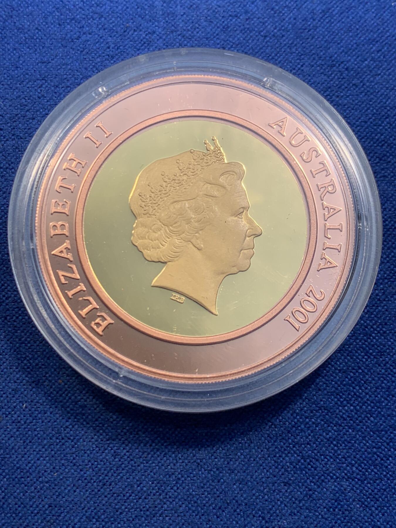 《竞宝斋》第478场 周日，周一 2场连拍 （全场包邮）欢迎送拍 澳大利亚2001年10元双金属精制银币 千禧年系列-未来 内圈999银镀24K金外圈铜 总重33.15克 发行量2万 盒证全