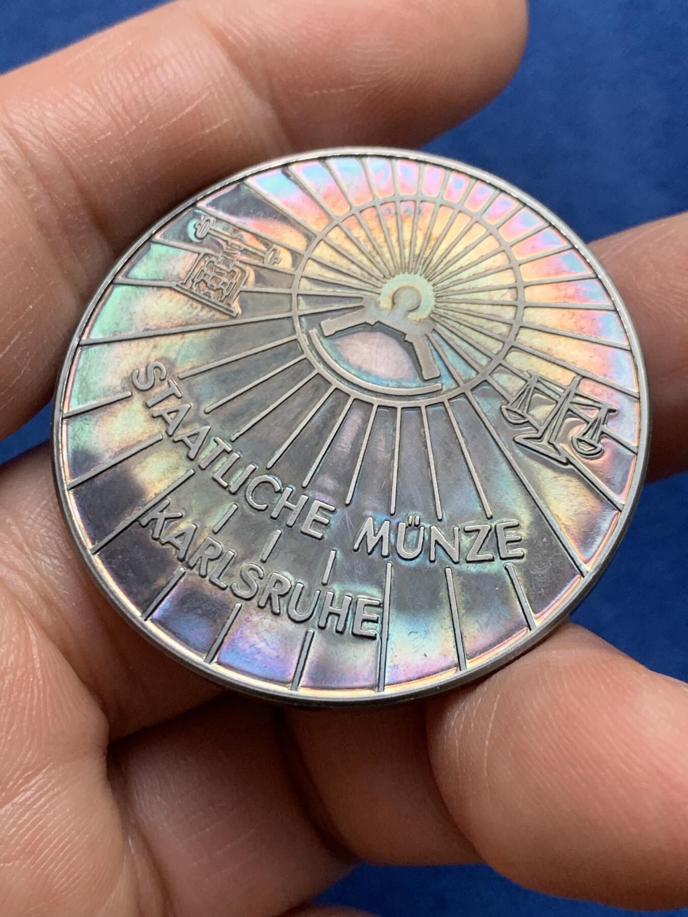 《竞宝斋》第478场 周日，周一 2场连拍 （全场包邮）欢迎送拍 德国卡尔斯鲁厄造币厂建成纪念银章 24.75克 40.2mm 好品带盒