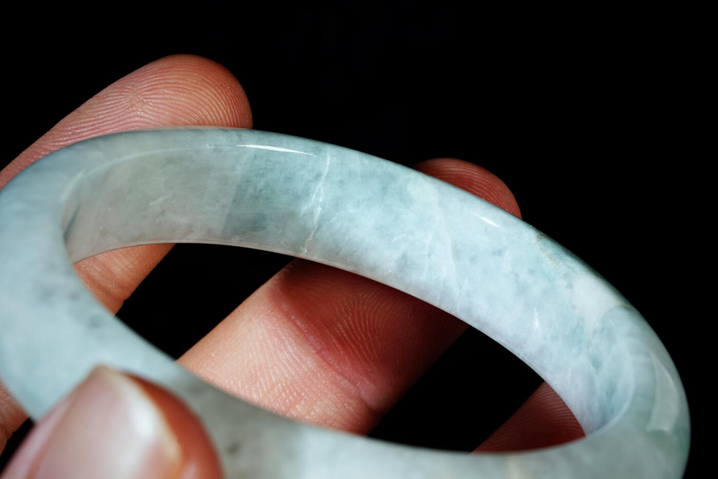 上海都达杂项专场六十八【全场包邮】 天然冰糯种飘绿翡翠（A货）手镯 附鉴定证书95-137