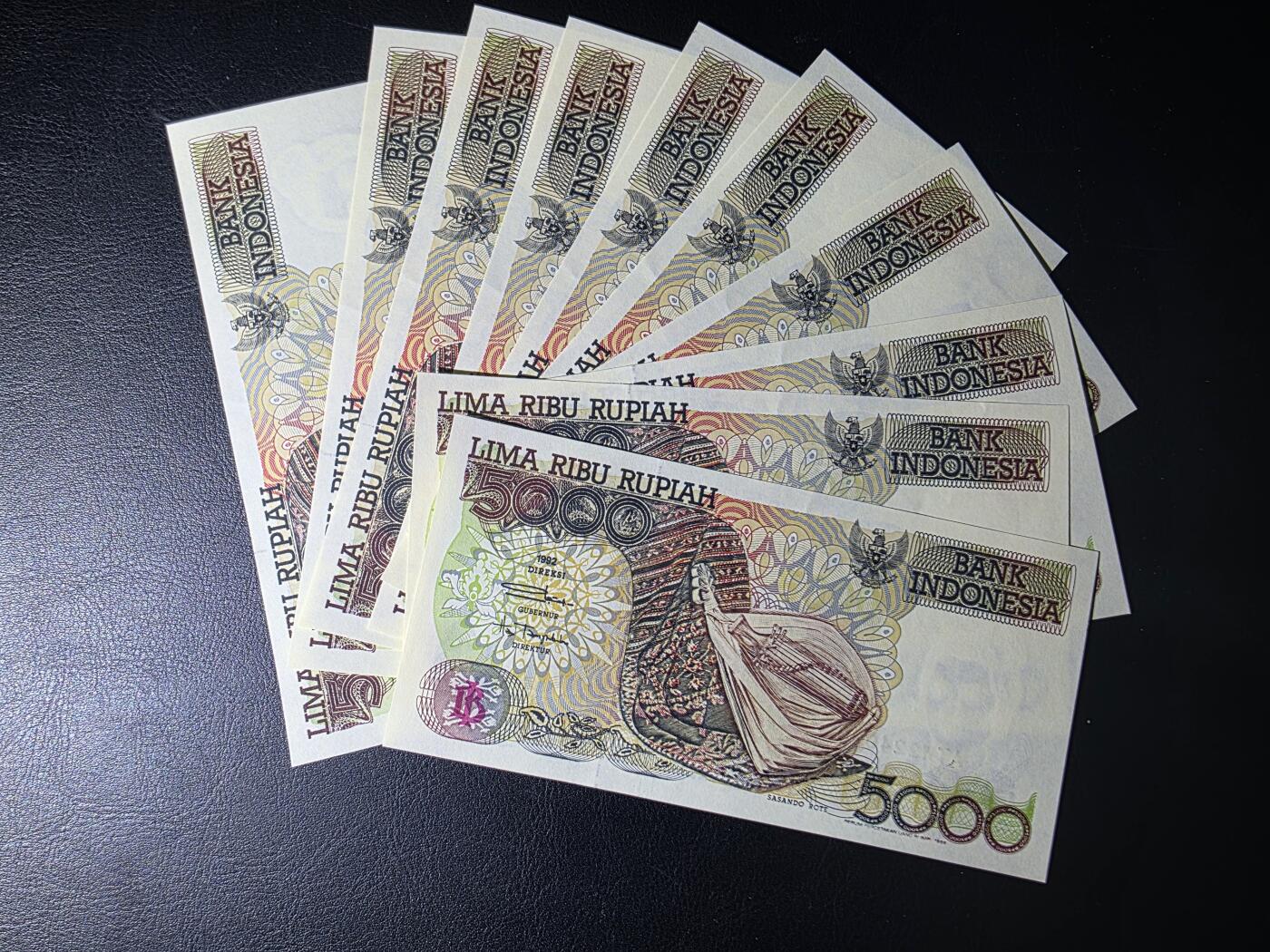 叁拾收藏第35期 印度尼西亚1992年5000卢比标十连号（尾号81-90，弗洛雷斯岛克里穆图火山与三色湖）  UNC