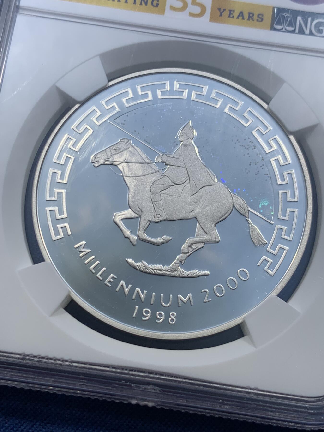 《竞宝斋》第478场 周日，周一 2场连拍 （全场包邮）欢迎送拍 NGC PF68UC 高分 35周年专属纪念标加持，千禧年发行 500 图格里克幻彩大银币，蒙古经典草原牧马人主题，幻彩绚丽均匀，状态顶级，稀缺性与收藏价值兼备。