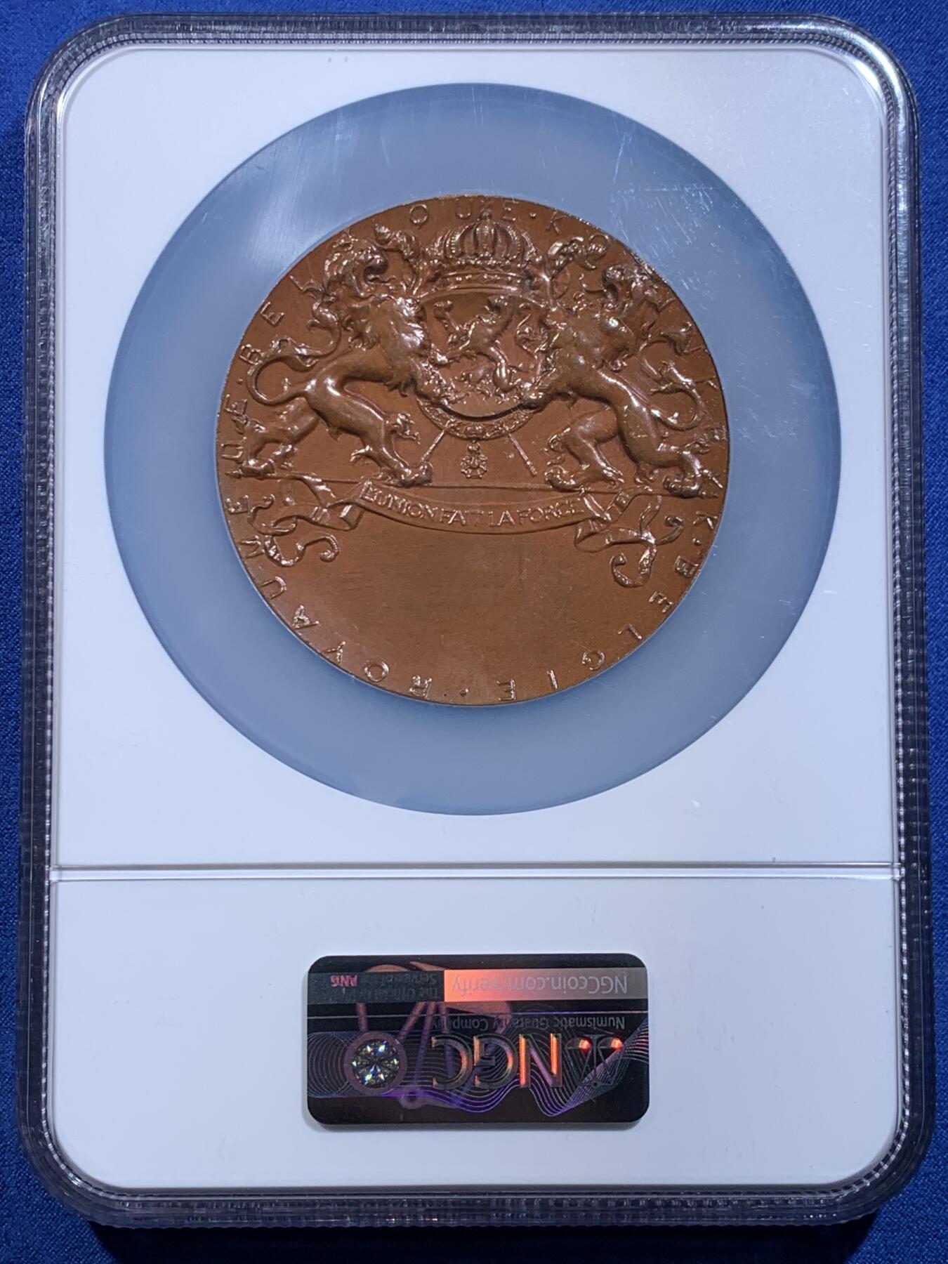 《竞宝斋》第478场 周日，周一 2场连拍 （全场包邮）欢迎送拍 NGC MS65BN 高分 1897年布鲁塞尔国际博览会纪念大铜章，加大加厚盒。由比利时著名雕刻师Julius Lagae设计，Wolters造币厂铸造，是19世纪万国博览会题材章牌的经典藏品，正面中心图案为布鲁塞尔女性形象，左右分别代表工业、农业，三人握手寓意产业与城市的融合，背面图案为王室纹章，两侧为狮子护佑纹章，下边铭文译为”团结就是力量“国家箴言。