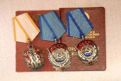 大猫徽章拍卖 第291期 - 苏联荣誉勋章双劳红旗套 早期平版 部分档案 一个人所得