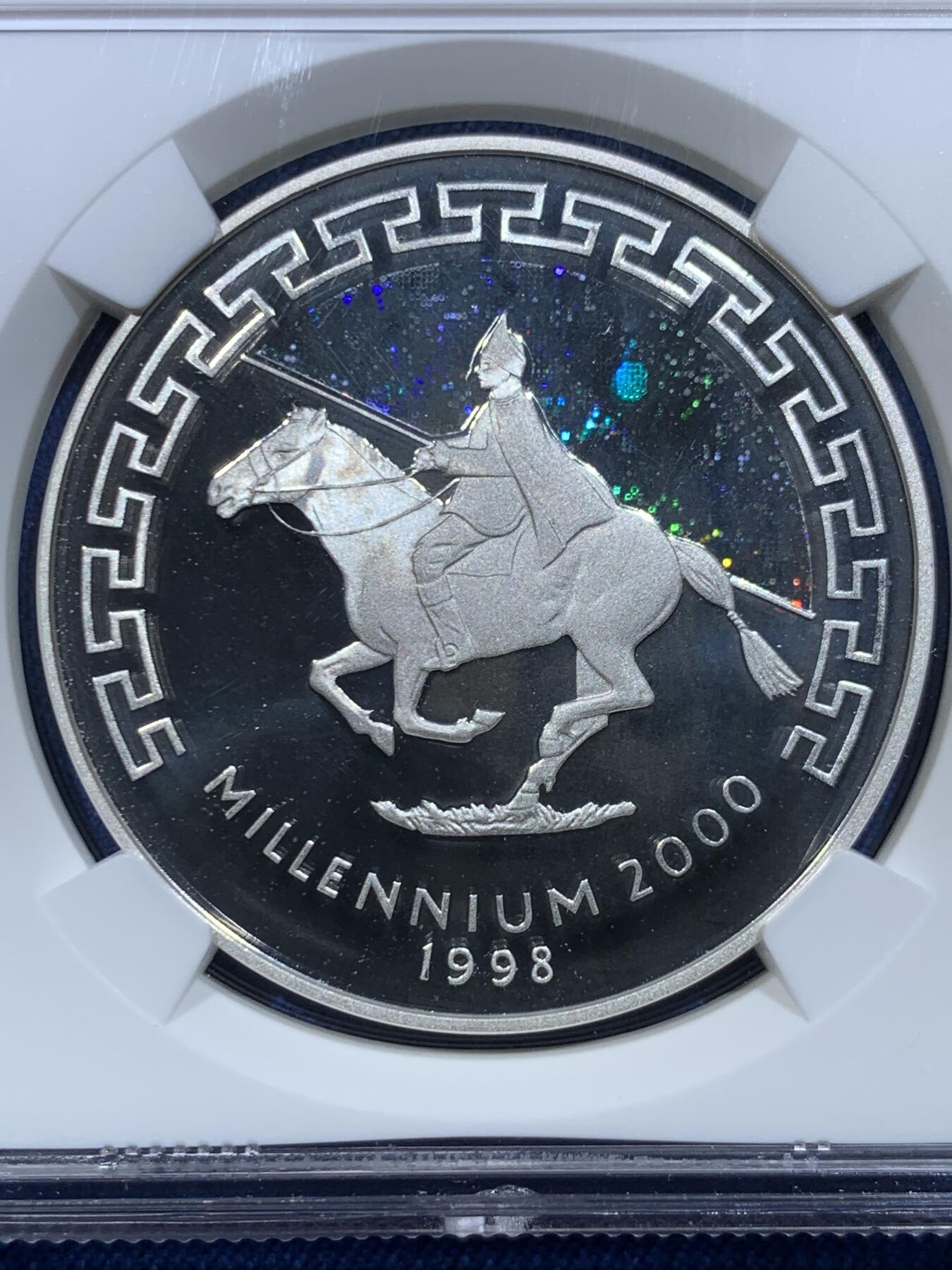 《竞宝斋》第478场 周日，周一 2场连拍 （全场包邮）欢迎送拍 NGC PF68UC 高分 35周年专属纪念标加持，千禧年发行 500 图格里克幻彩大银币，蒙古经典草原牧马人主题，幻彩绚丽均匀，状态顶级，稀缺性与收藏价值兼备。