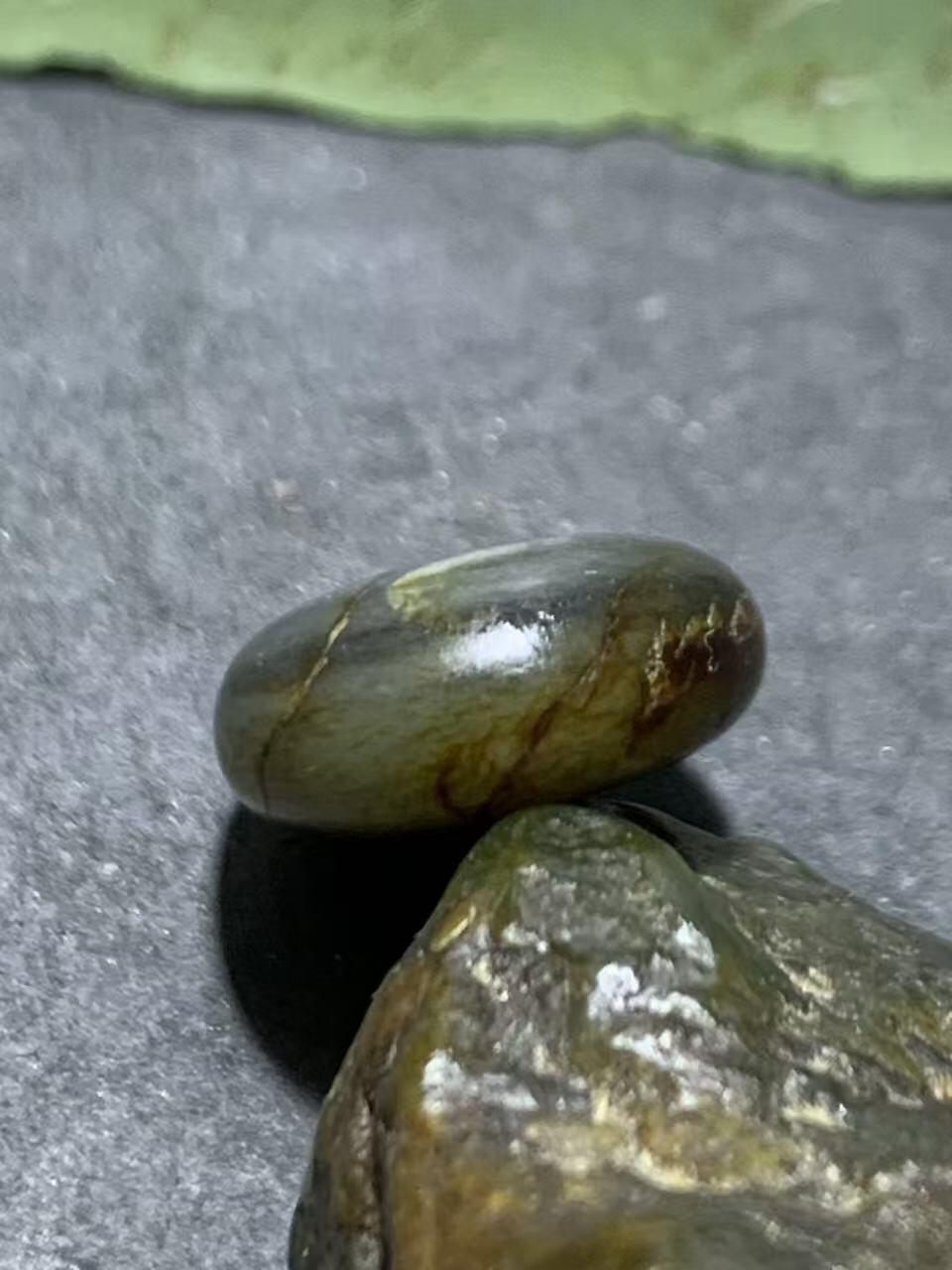 精美和田玉青花小独籽原石一颗，