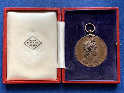 《竞宝斋》第478场 周日，周一 2场连拍 （全场包邮）欢迎送拍 - 英国1937年皇家音乐学院歌唱奖项铜章，授予Margaret Ball，正面为高浮雕女神头像和竖琴，35克，40.6mm，带原盒