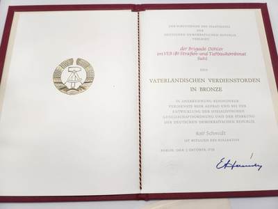南水社第5次拍卖  民主德国DDR铜级祖国功勋勋章集体授予成员资格证书（罗夫.施密特）1978年+邀请函+纪念卡 国务委员会礼宾部拍摄的部长委员会主席陆军大将 维利.斯多夫亲自授勋仪式照片 授予 苏尔国营道路基建联合企业德勒尔突击队  