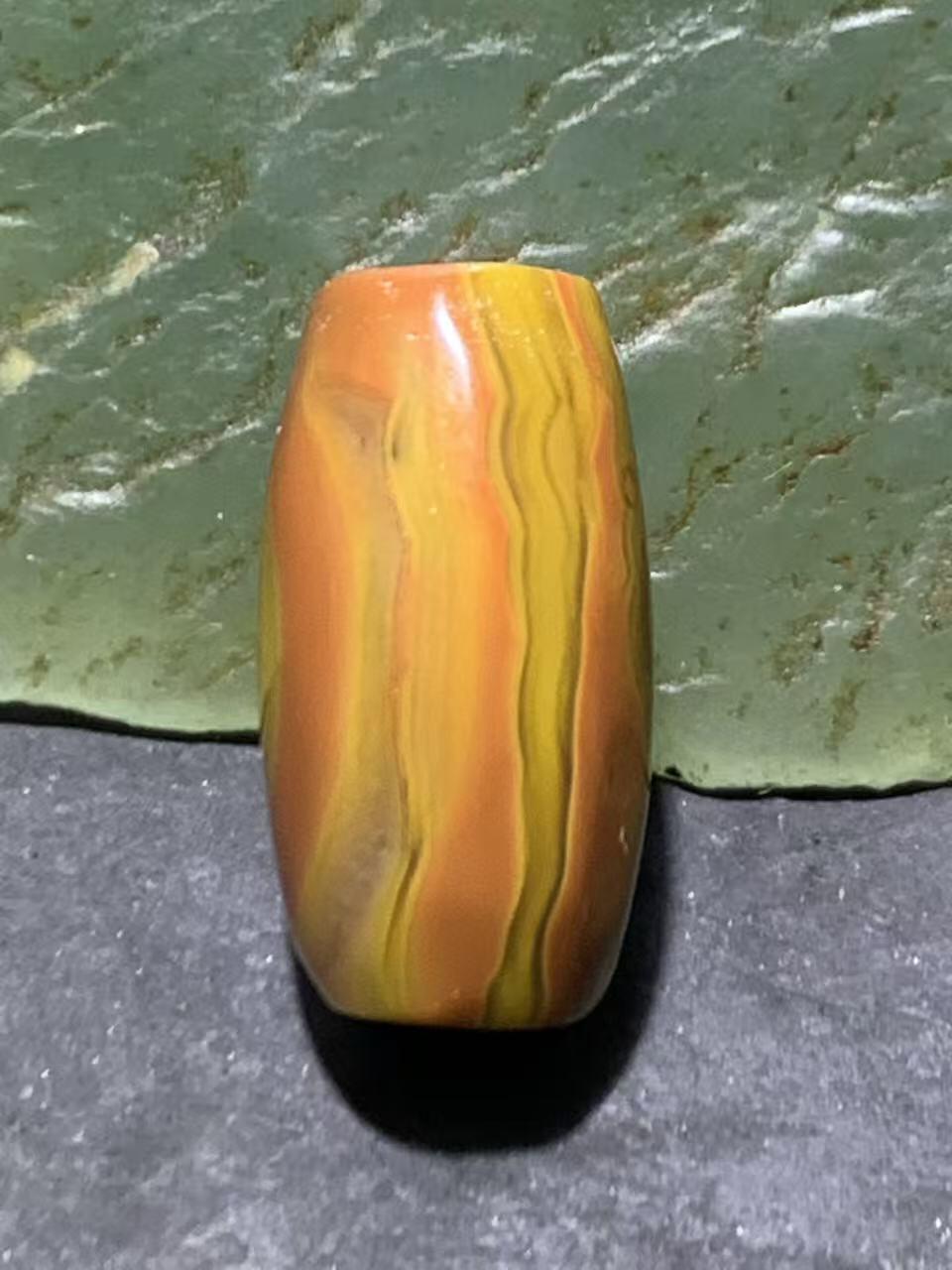 精美拉丝料战国红玛瑙随形桶珠一颗！