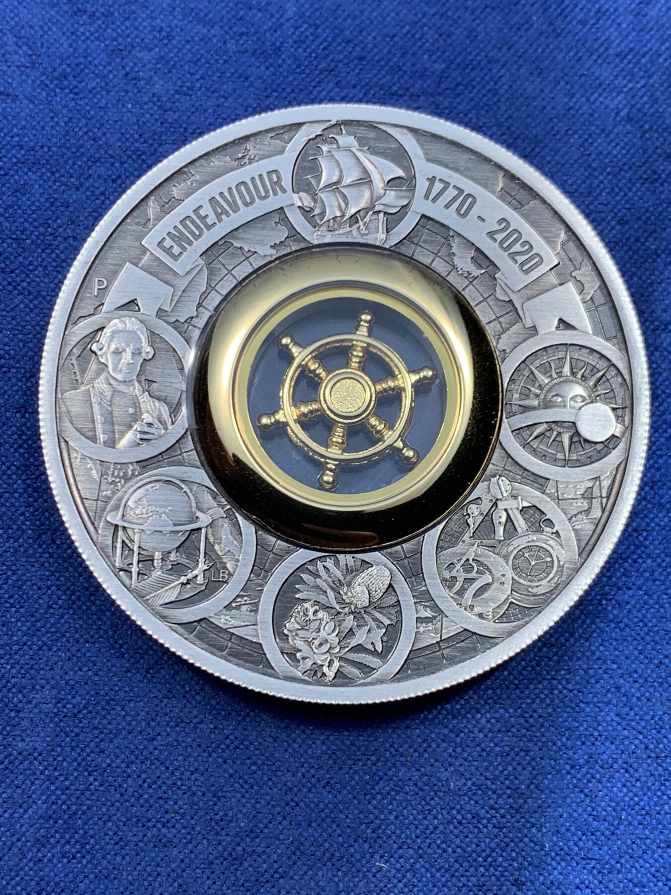 《竞宝斋》第478场 周日，周一 2场连拍 （全场包邮）欢迎送拍 澳大利亚2020年2元仿古镶船舵银币 中间船舵可自由转动 探险之旅-奋进号（发现澳大利亚,美国也已它命名的宇宙飞船） 2盎司999银 发行量1770枚 盒证全