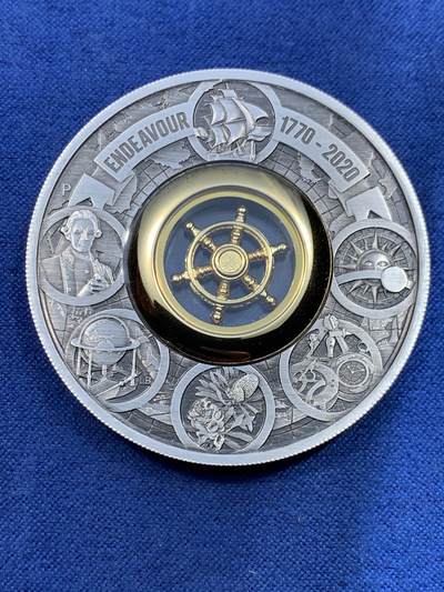 《竞宝斋》第478场 周日，周一 2场连拍 （全场包邮）欢迎送拍 - 澳大利亚2020年2元仿古镶船舵银币 中间船舵可自由转动 探险之旅-奋进号（发现澳大利亚,美国也已它命名的宇宙飞船） 2盎司999银 发行量1770枚 盒证全