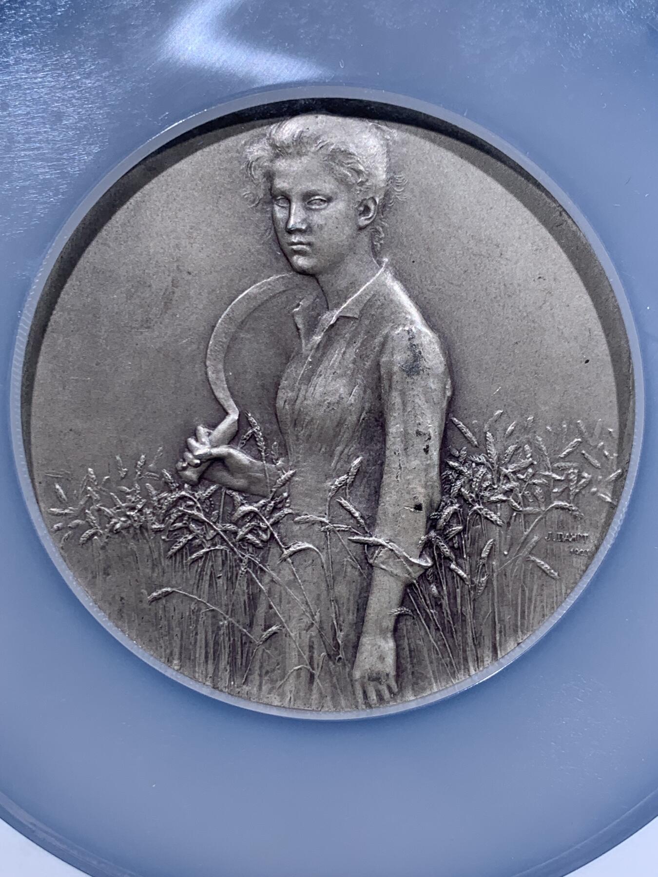 《竞宝斋》第478场 周日，周一 2场连拍 （全场包邮）欢迎送拍 NGC MS64 法国SAMF协会第26号作品《丰收》大银章，名家DAMPT Jean作。重：98.3g。正面年轻女子站立，手持镰刀，立于麦穗丛中。背面耕作场景，前景为荆棘，背景为旭日，天空有雨云。1904年分发，共分发青铜章120枚，银章91枚。边部带有法国奖章之友协会（SAMF）的蜥蜴标记及编号15 加大加厚盒