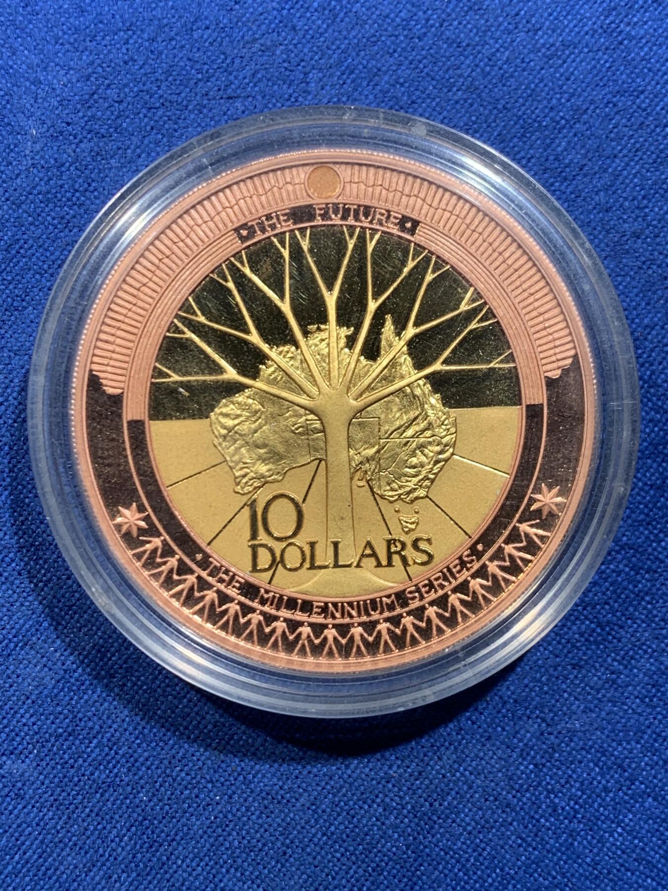《竞宝斋》第478场 周日，周一 2场连拍 （全场包邮）欢迎送拍 澳大利亚2001年10元双金属精制银币 千禧年系列-未来 内圈999银镀24K金外圈铜 总重33.15克 发行量2万 盒证全