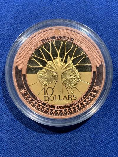 《竞宝斋》第478场 周日，周一 2场连拍 （全场包邮）欢迎送拍 - 澳大利亚2001年10元双金属精制银币 千禧年系列-未来 内圈999银镀24K金外圈铜 总重33.15克 发行量2万 盒证全
