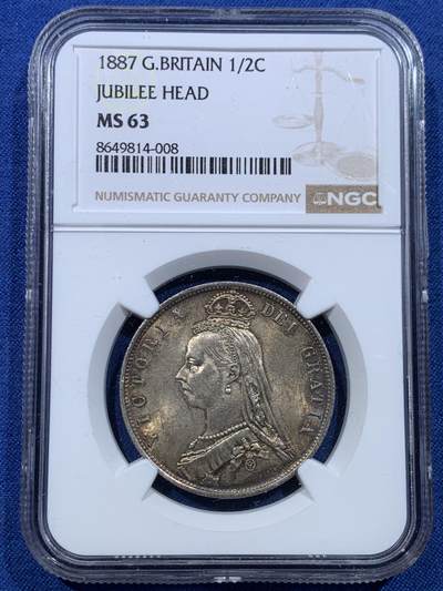 《竞宝斋》第478场 周日，周一 2场连拍 （全场包邮）欢迎送拍 - NGC MS63 英国1887年 维多利亚半克朗银币 双面包浆彩漂亮 正面维多利亚女王眼窝处有一片海蓝色氧化 似眼泪 徒增神秘